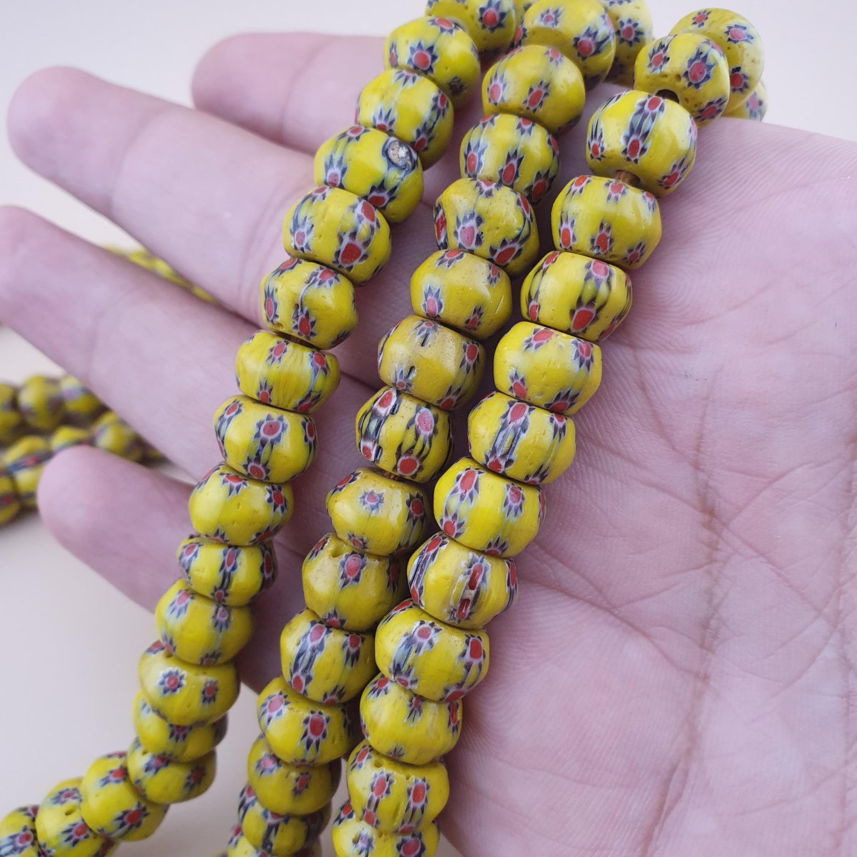 Colliers de perles de verre jaunes « yeux » de style vénitien vintage – 56 cm