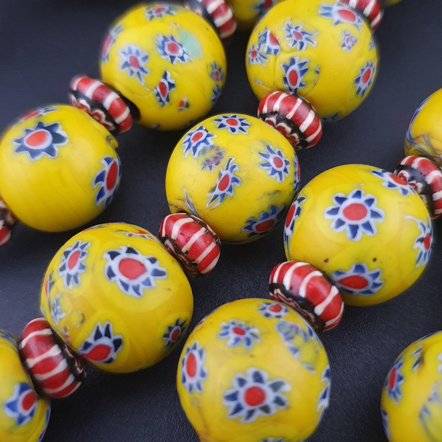 Antike venezianische gelbe Millefiori-Glasperlen & Chevron-Halskettenstrang