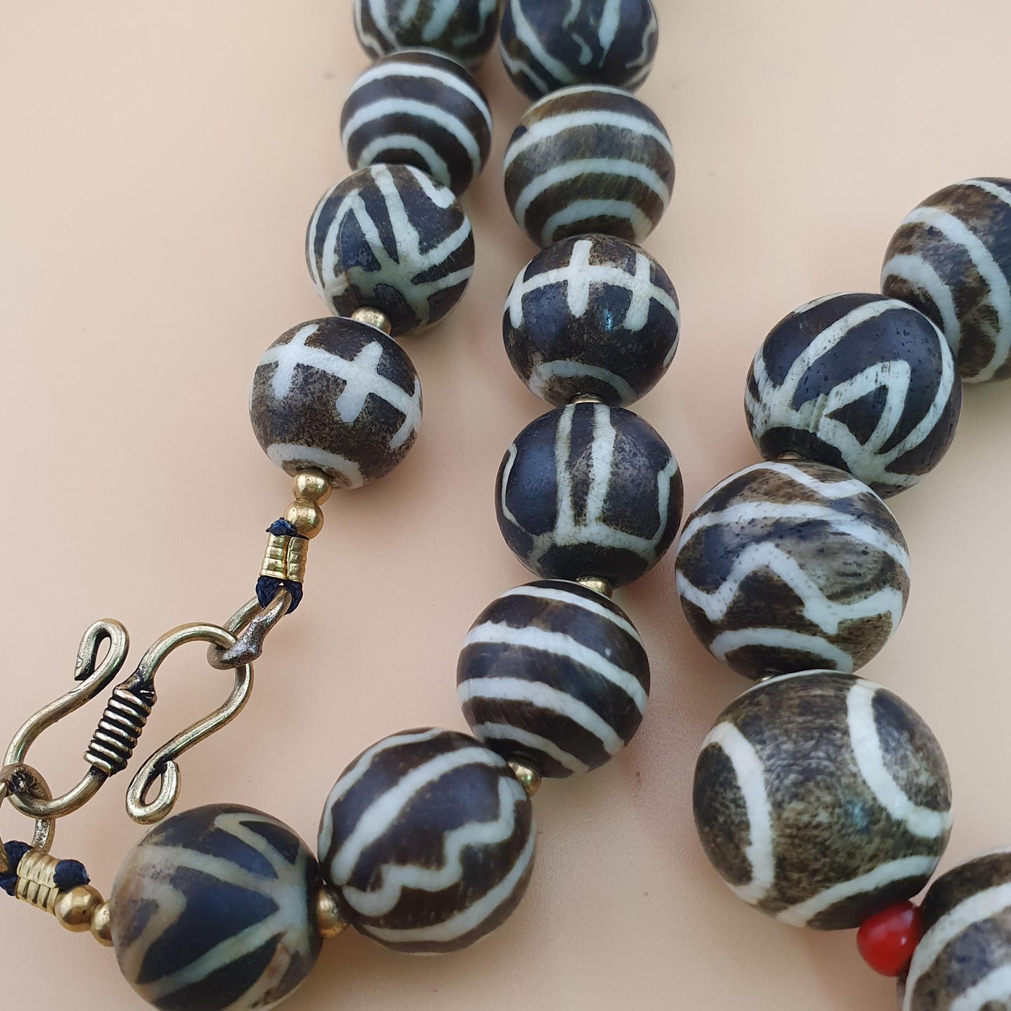 Antike burmesische Pumtek-Pyu-Perlenkette: Versteinertes Holz, Stammes-Schmuck