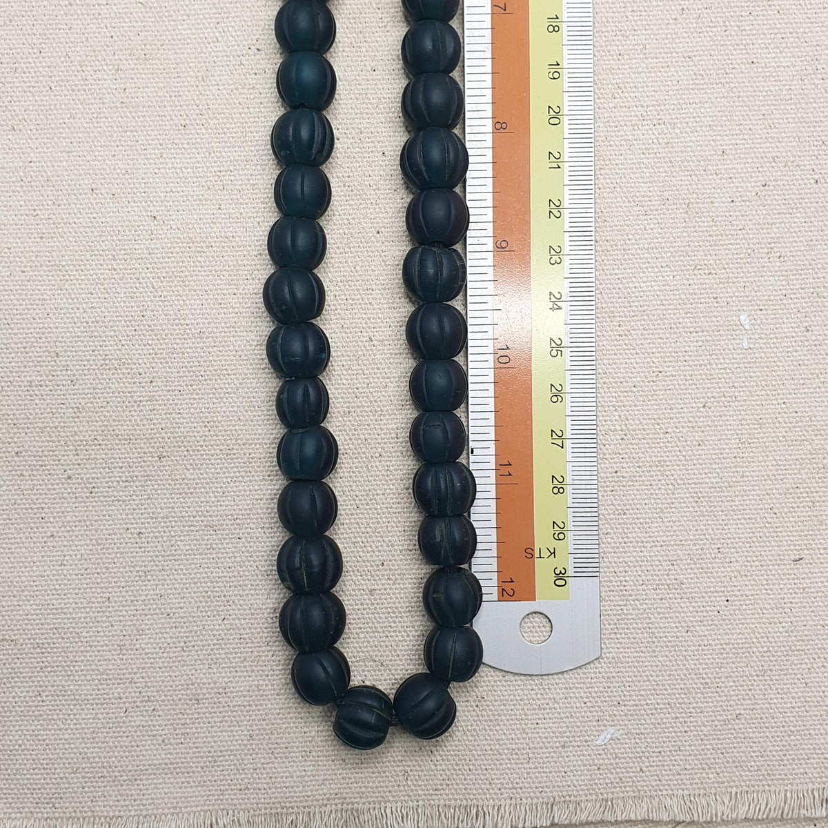 Ancien collier de perles africaines en verre en forme de melon - 22 pouces