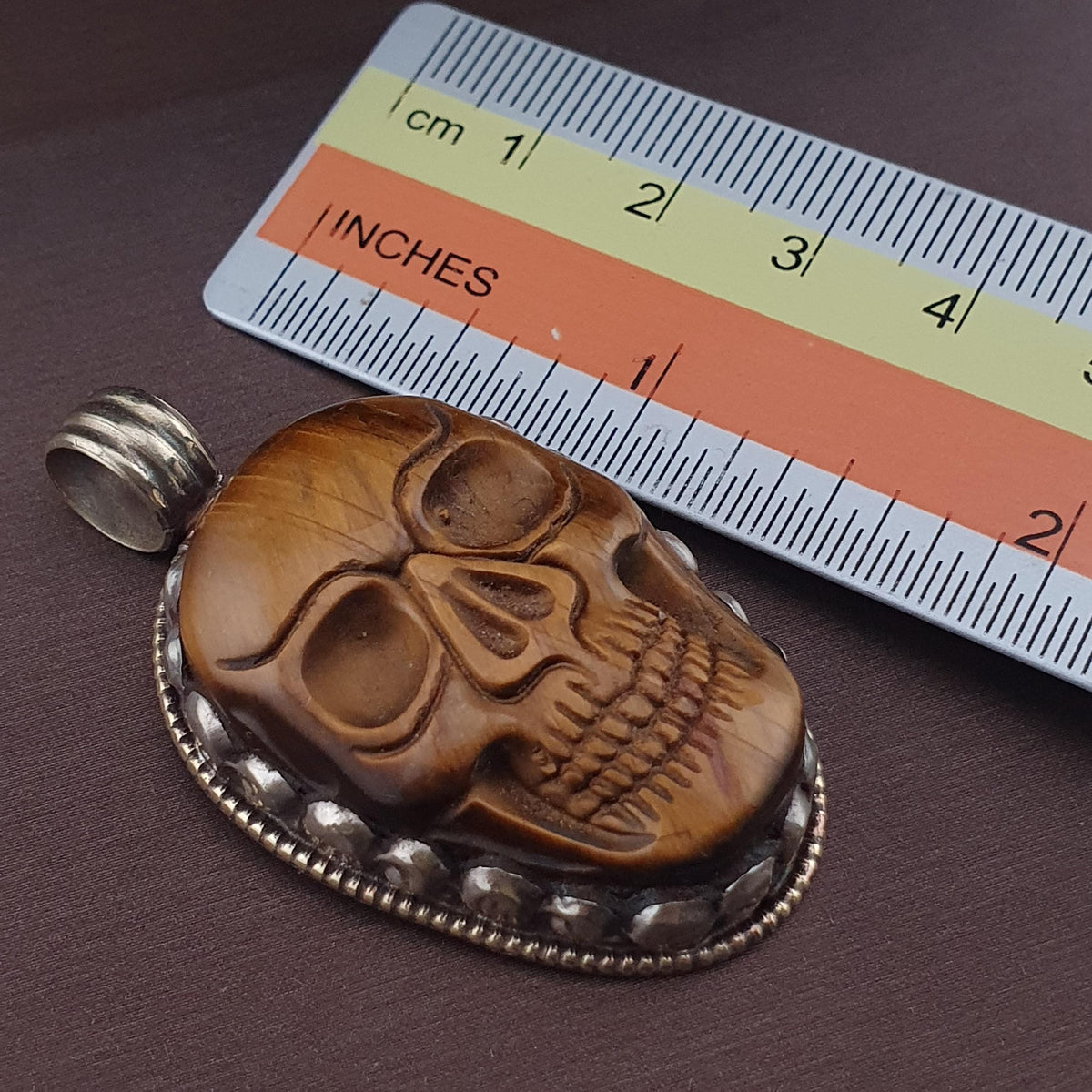 Pendentif vintage en œil de tigre sculpté en forme de crâne, design en laiton vintage
