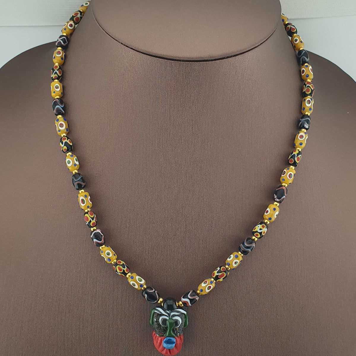 Collier de perles en verre œil vénitien et pendentif ancien en verre