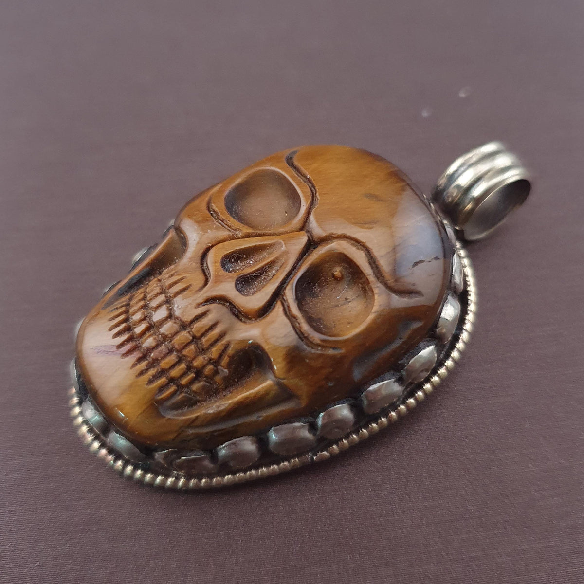 Pendentif vintage en œil de tigre sculpté en forme de crâne, design en laiton vintage
