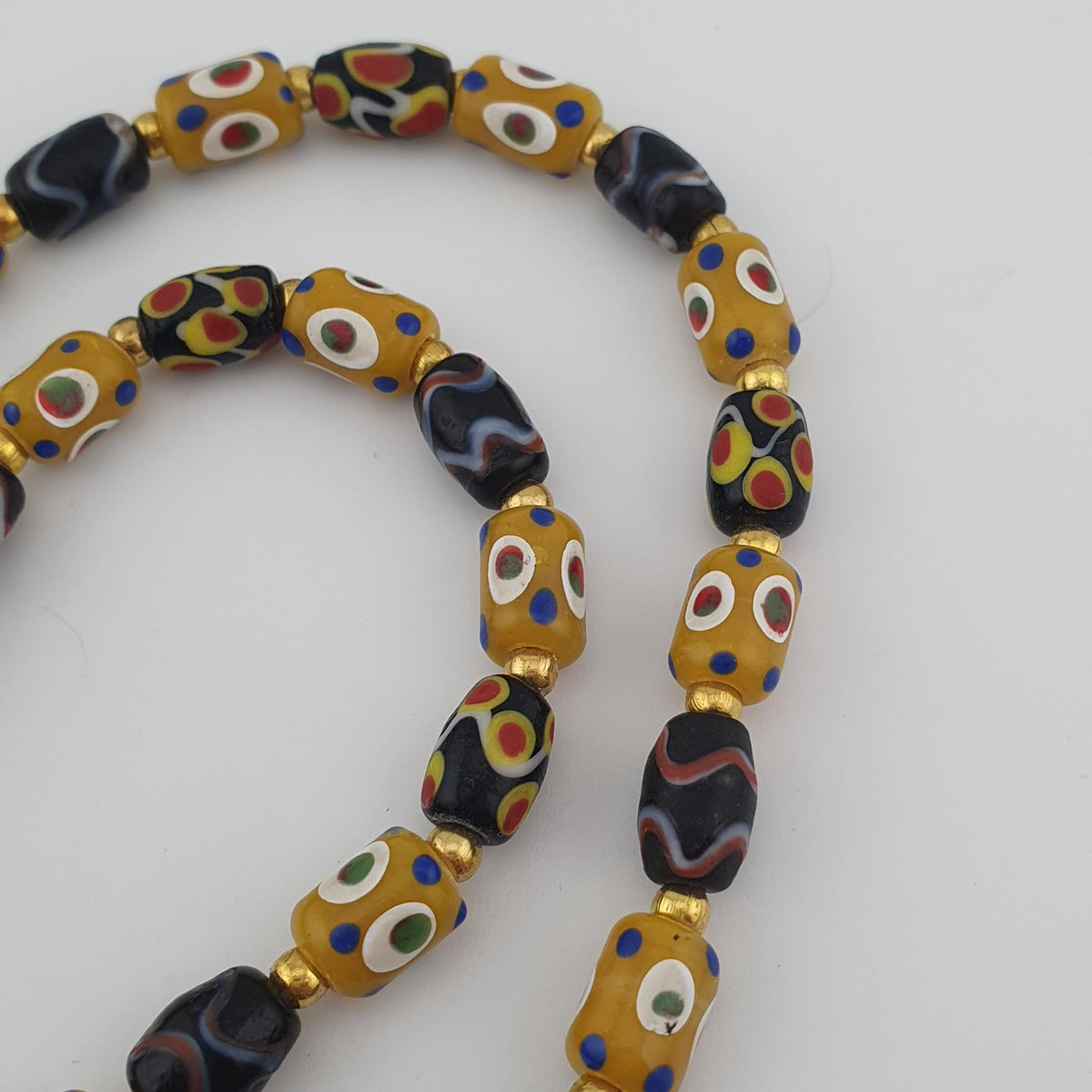 Collier de perles en verre œil vénitien et pendentif ancien en verre