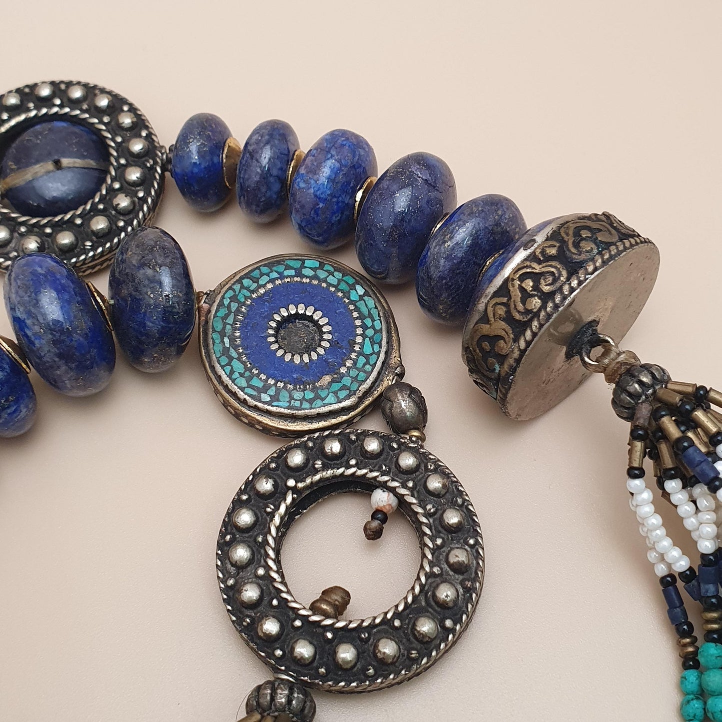 Vintage Tribal Mehrreihige Halskette mit Türkis, Howlith und Lapislazuli mit antikem Messing-Design