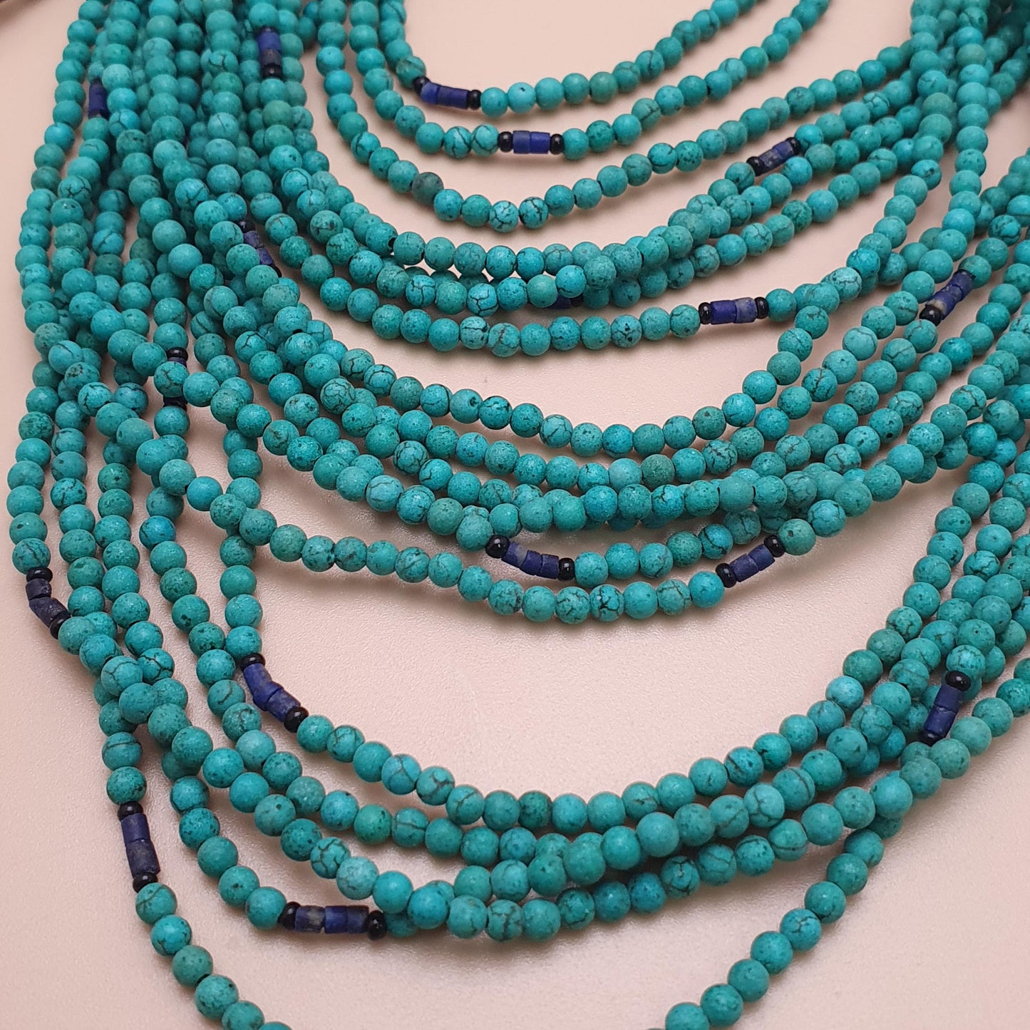 Vintage Tribal Mehrreihige Halskette mit Türkis, Howlith und Lapislazuli mit antikem Messing-Design