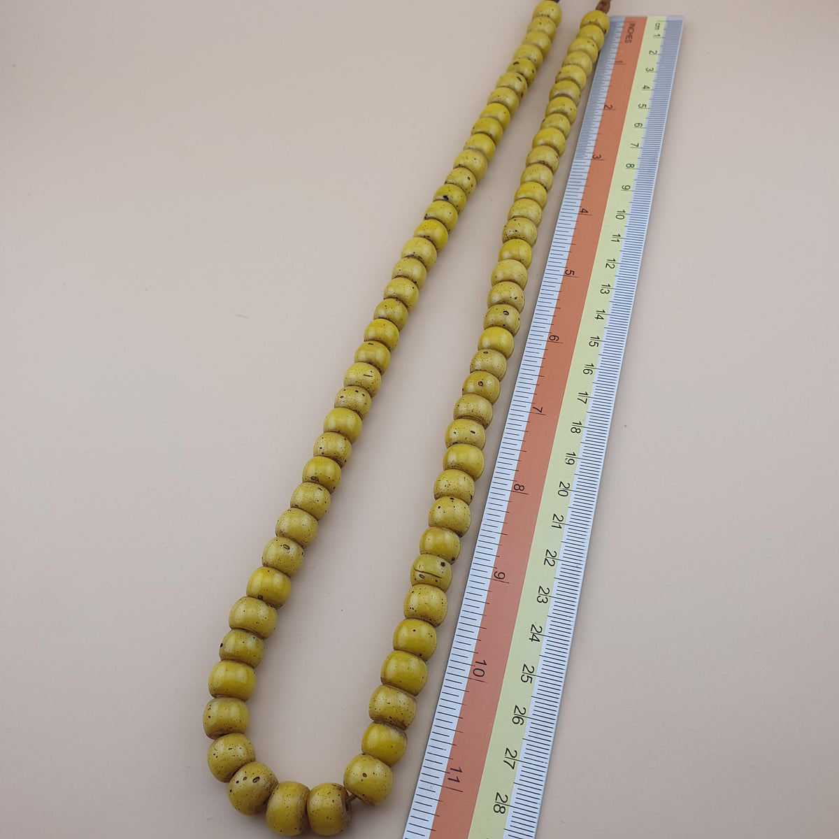 Anciennes Perles en Verre Jaunes Style Africain, 22 pouces