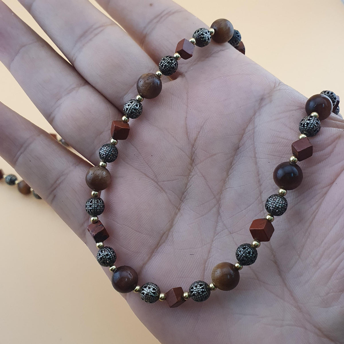 Collier vintage œil de tigre, jaspe et perles en laiton ancien