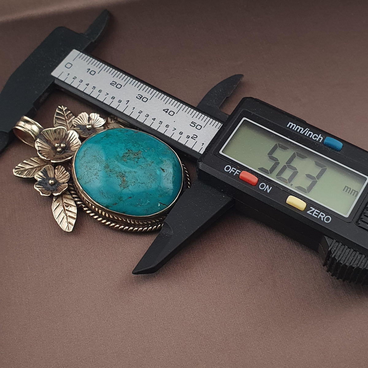 Pendentif vintage en laiton avec motif floral turquoise