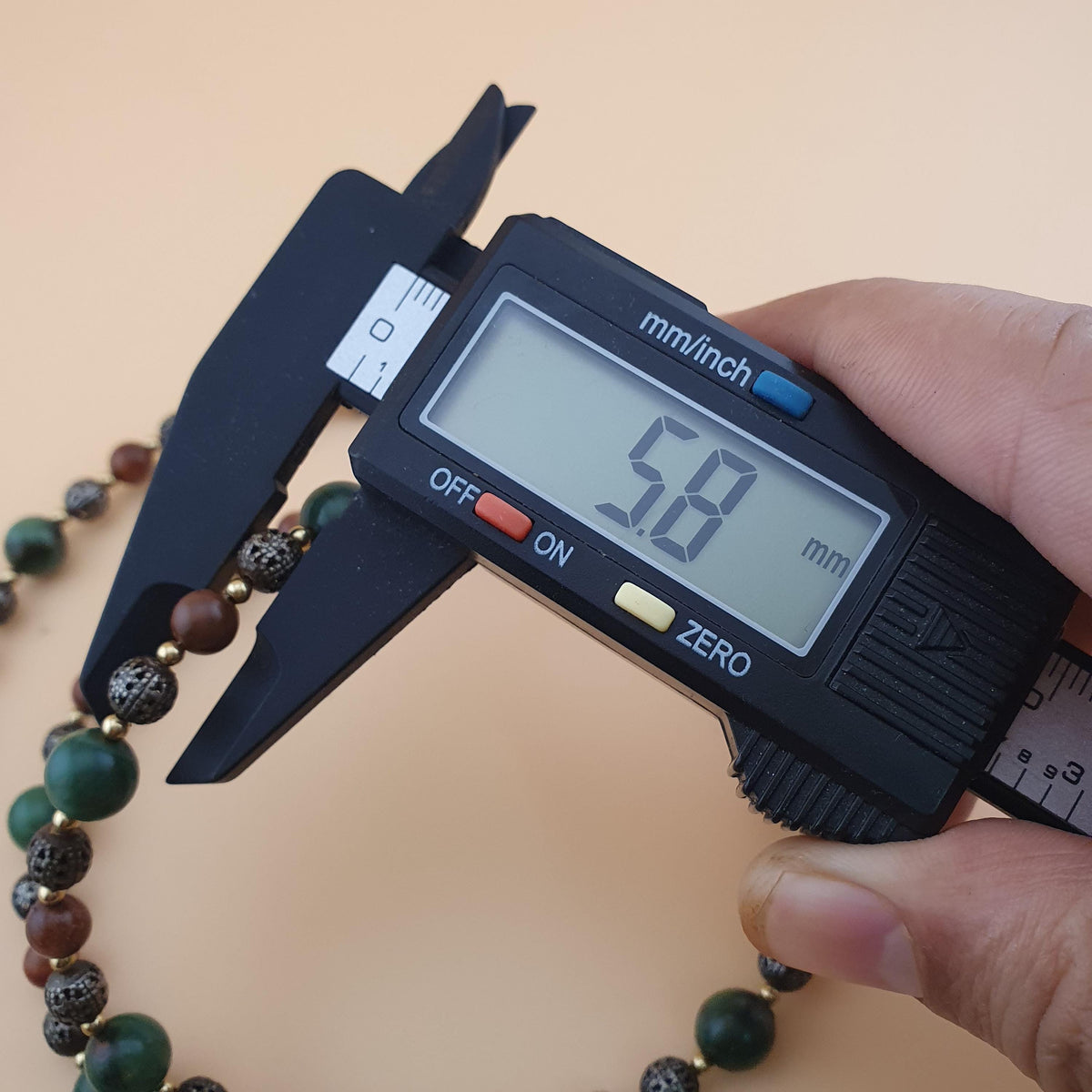 Collier Perles Vintage de Jade, Œil de Tigre et Vieux Laiton