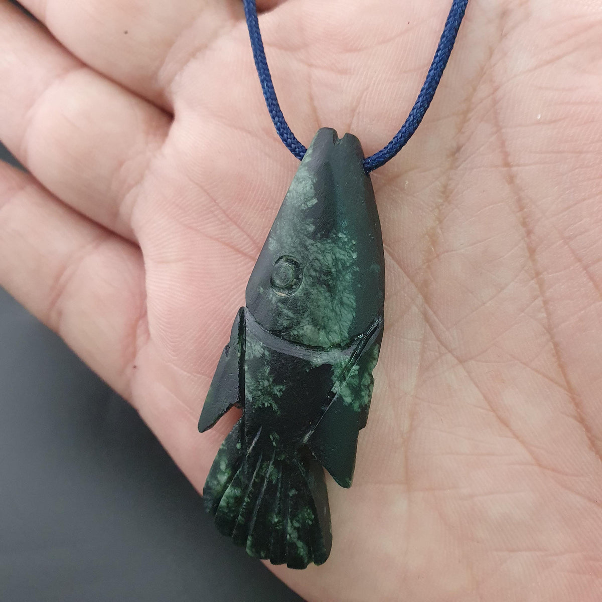 Lot de 3 pendentifs vintage en jade sculpté : un en forme de poisson, deux en forme de cœur vert.