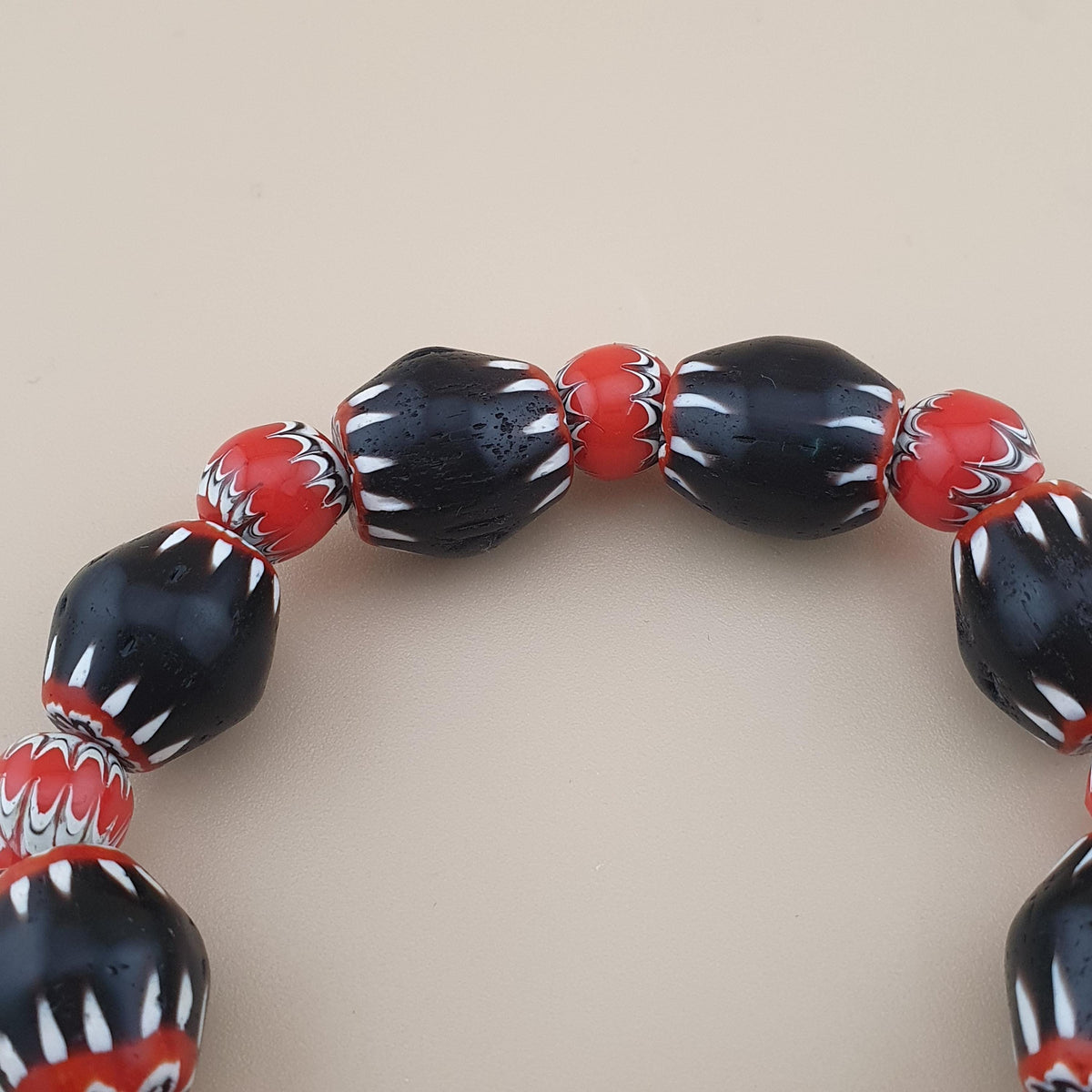 Bracelet vintage en verre à chevrons et de style vénitien avec Pyu Pumtek
