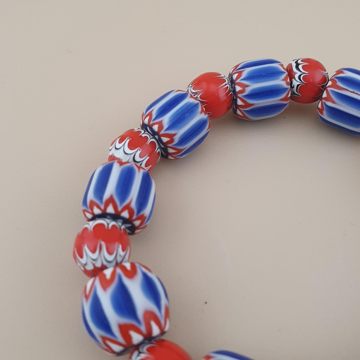 Armband mit Glasperlen im Chevron- und Trade-Stil aus Venedig