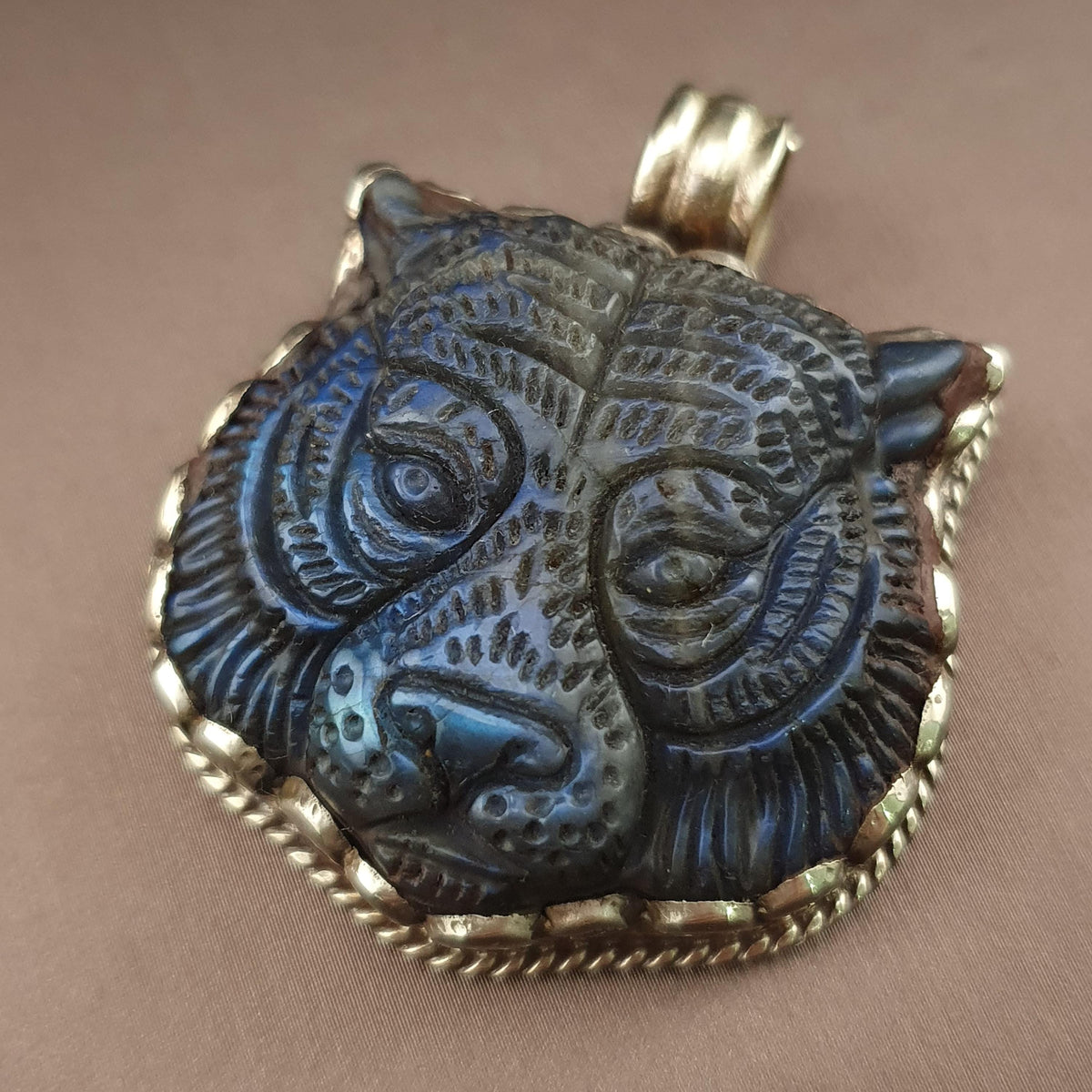 Pendentif ancien en laiton avec pierre taillée face de tigre en labradorite