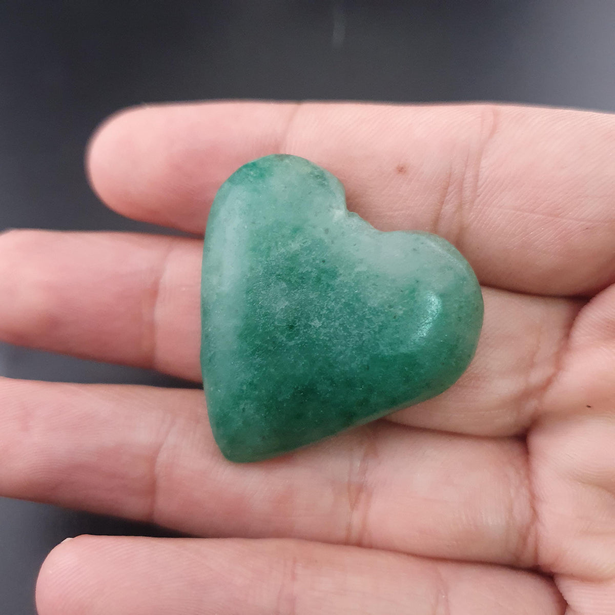 Lot de 3 pendentifs vintage en jade sculpté : un en forme de poisson, deux en forme de cœur vert.