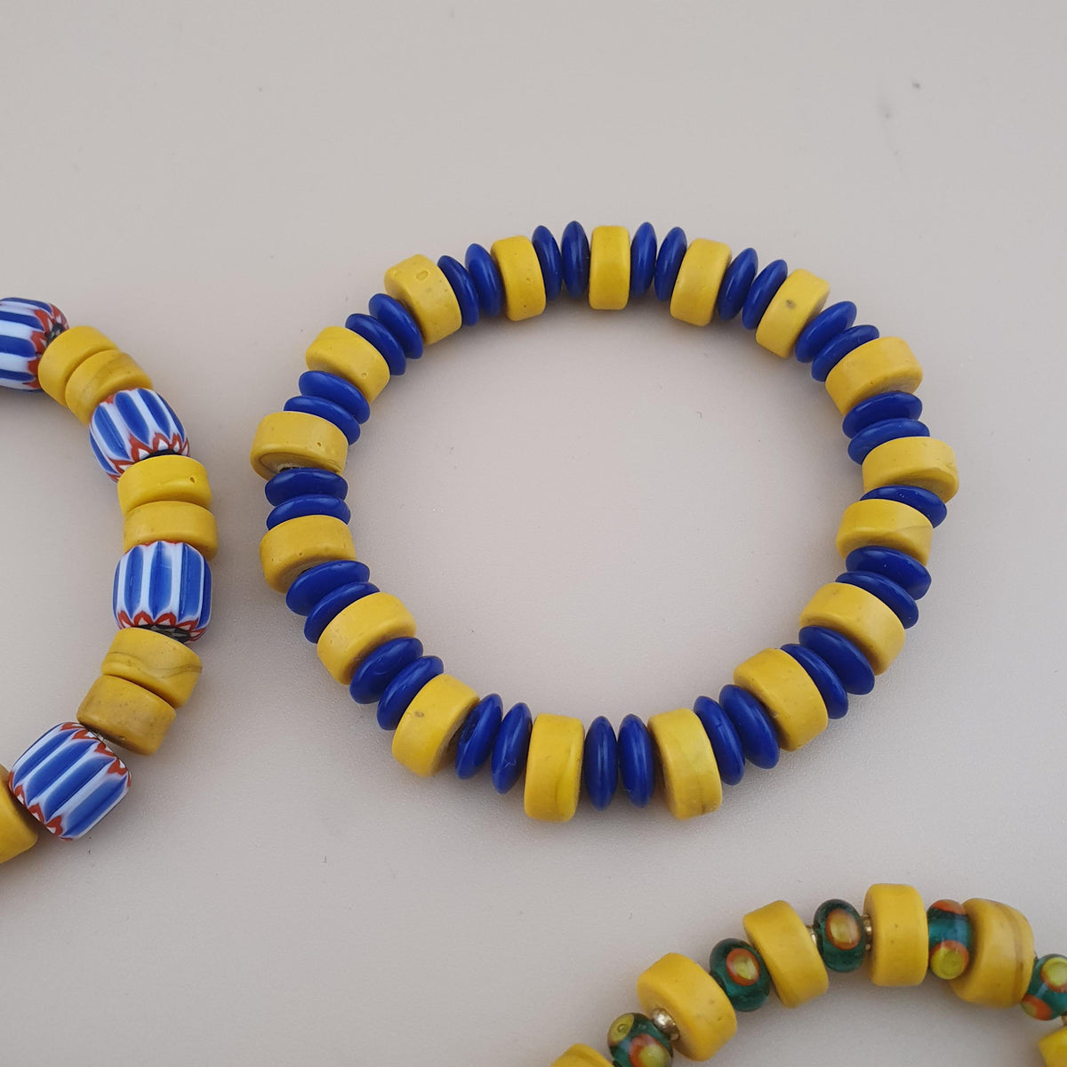Lot vintage de 4 bracelets avec perles en verre africaines et de troc, jaunes assorties