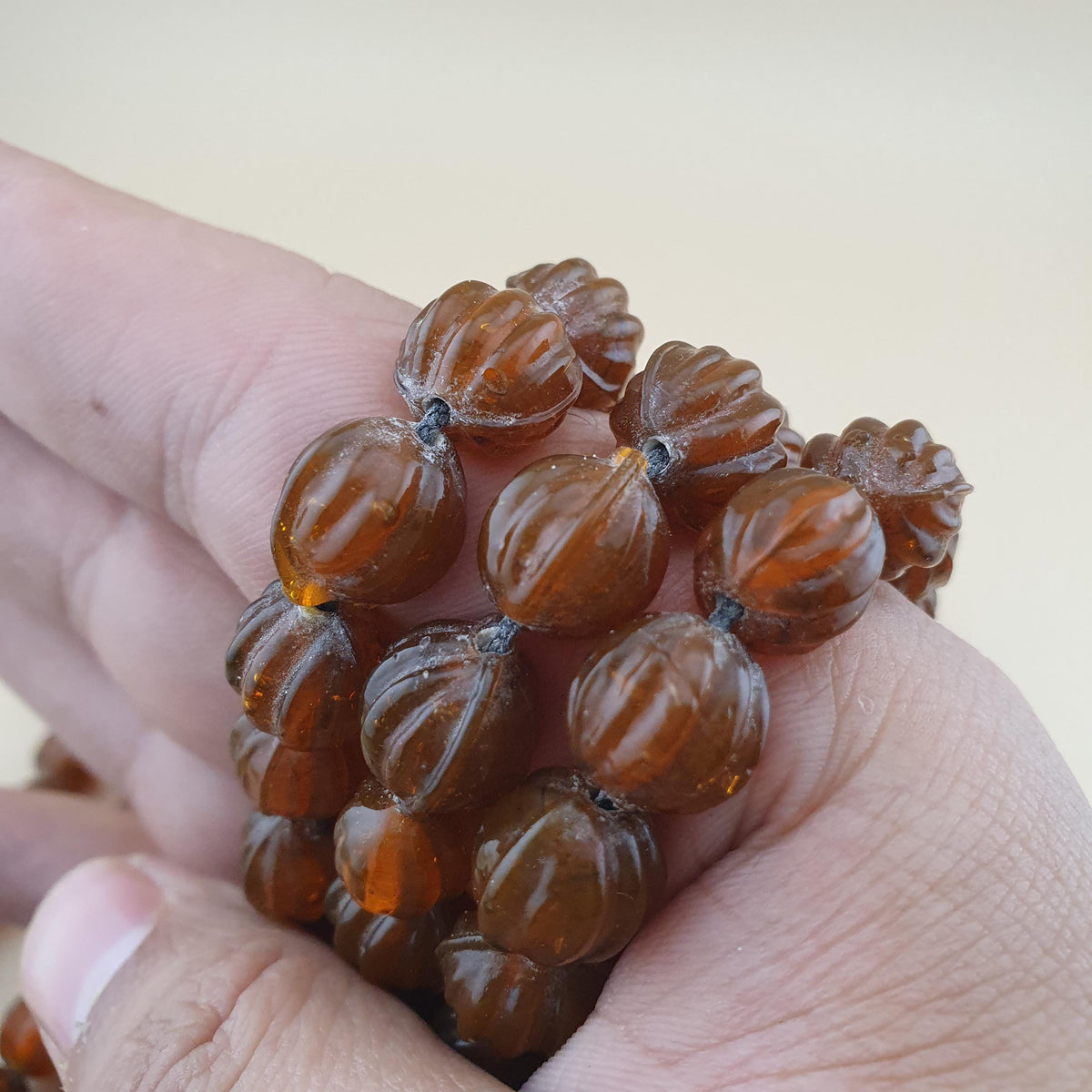 Collier vintage multibrins perles de verre jaune/marron forme melon 45,7 cm de long perles de 9-10mm
