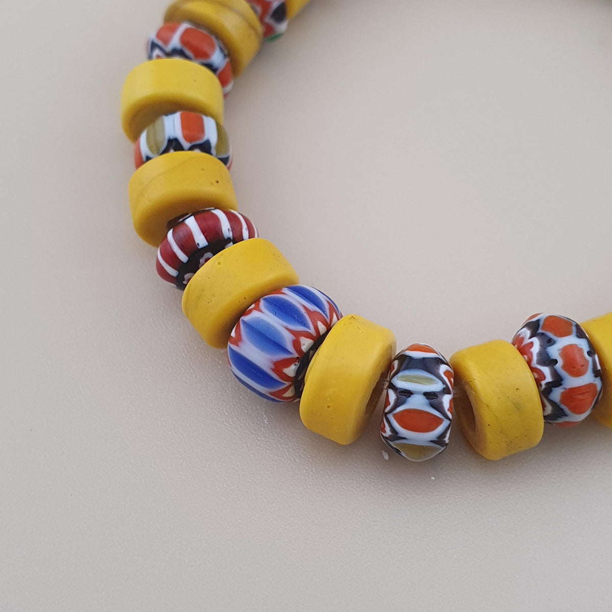 Bracelet en perles de verre vénitiennes vintage jaunes et à chevrons de style africain
