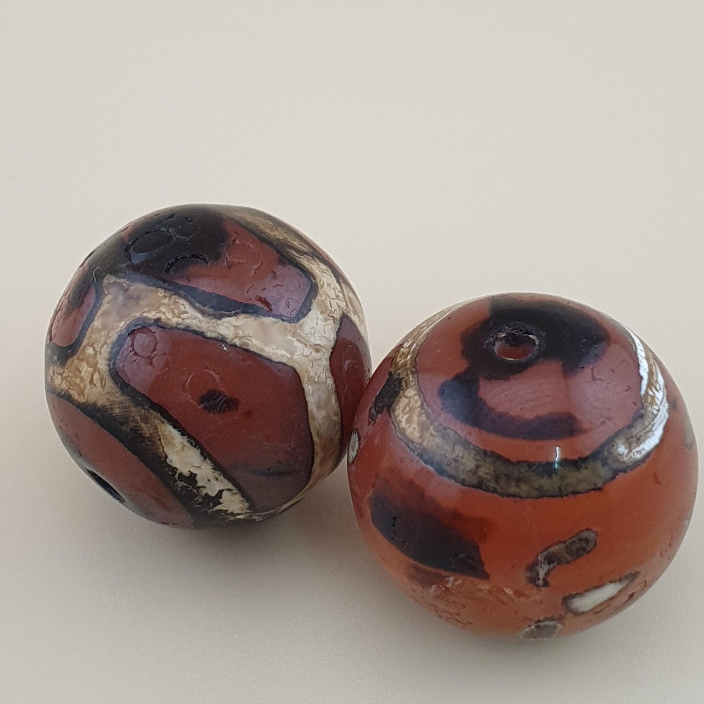 Los von 2 Vintage gravierten Karneolachatperlen Amulett