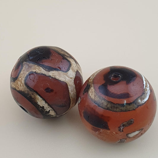 Los von 2 Vintage gravierten Karneolachatperlen Amulett