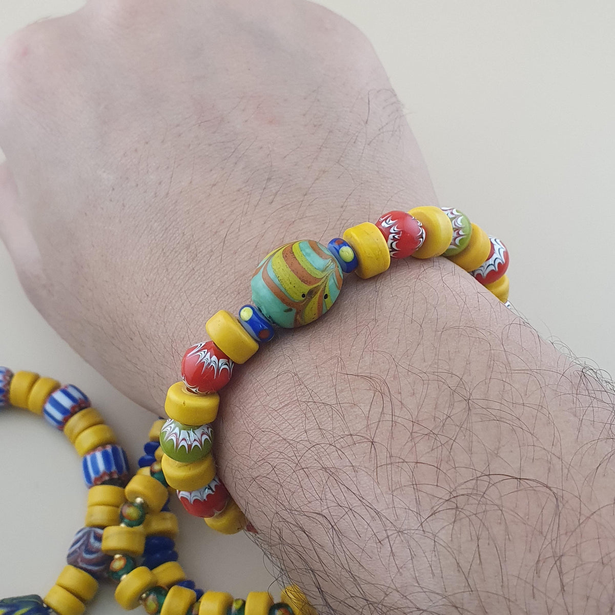 Lot vintage de 4 bracelets avec perles en verre africaines et de troc, jaunes assorties