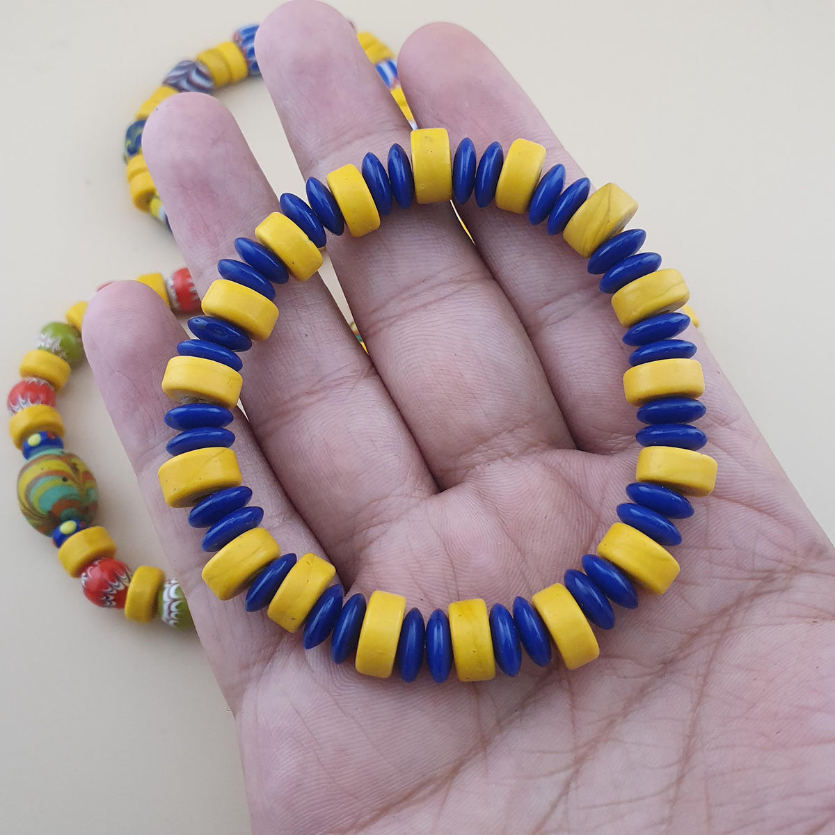 Lot vintage de 4 bracelets avec perles en verre africaines et de troc, jaunes assorties