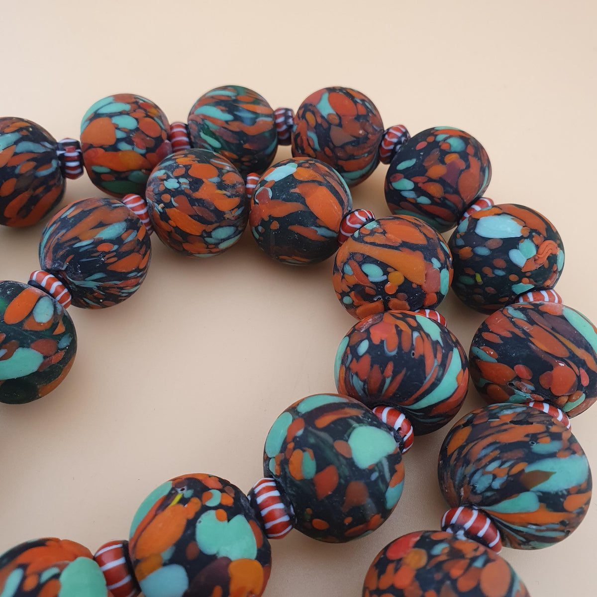 Collier perles de verre millefiori et perles de verre chevrons de style vénitien vintage 24 pouces