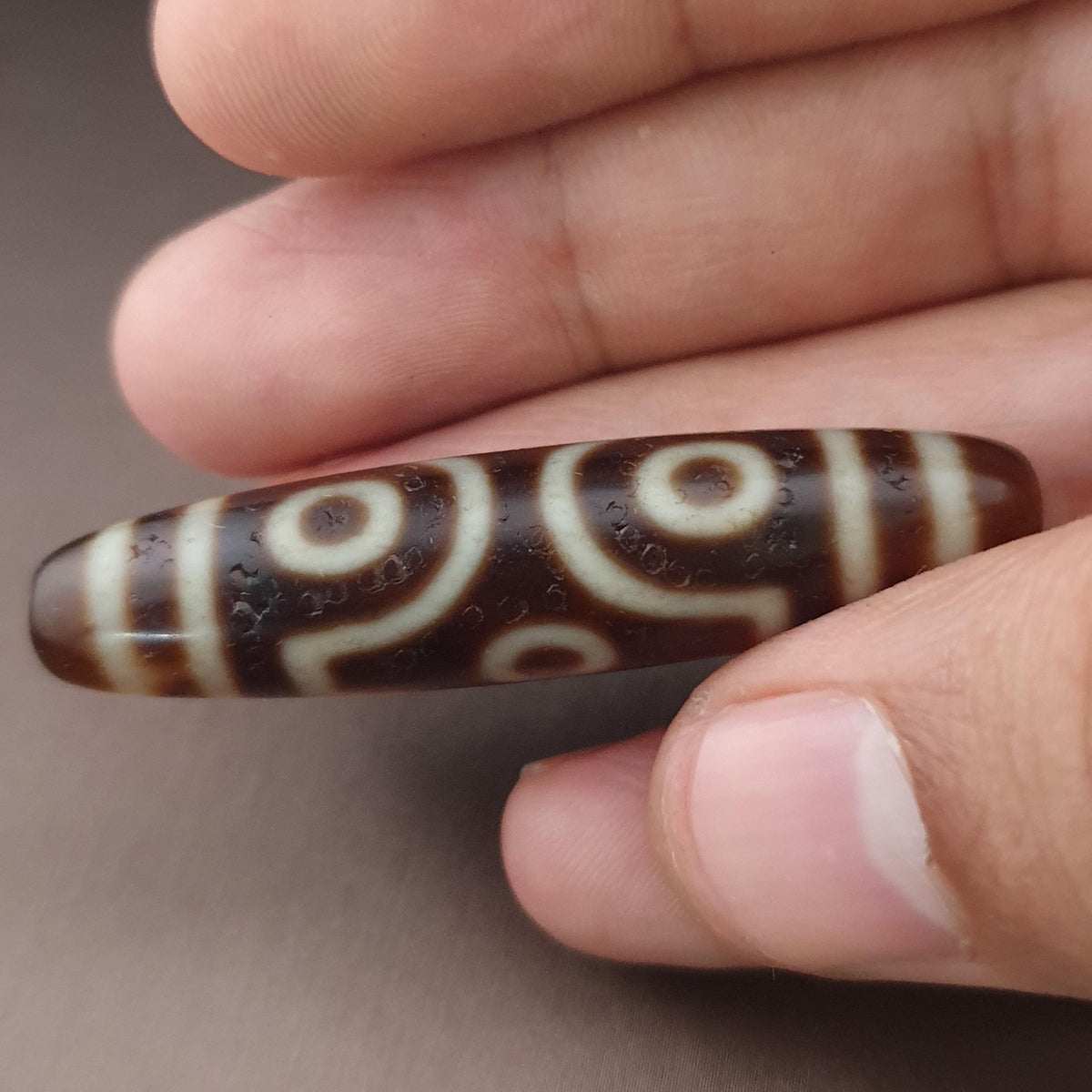 Amulette tibétaine ancienne Perle Dzi en Agate de l'Himalaya à 6 Yeux