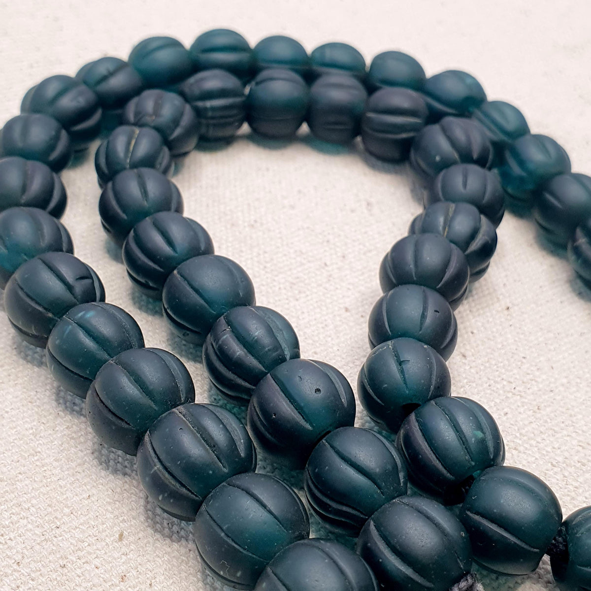 Ancien collier de perles africaines en verre en forme de melon - 22 pouces