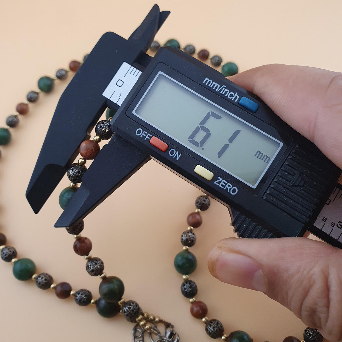 Collier Perles Vintage de Jade, Œil de Tigre et Vieux Laiton