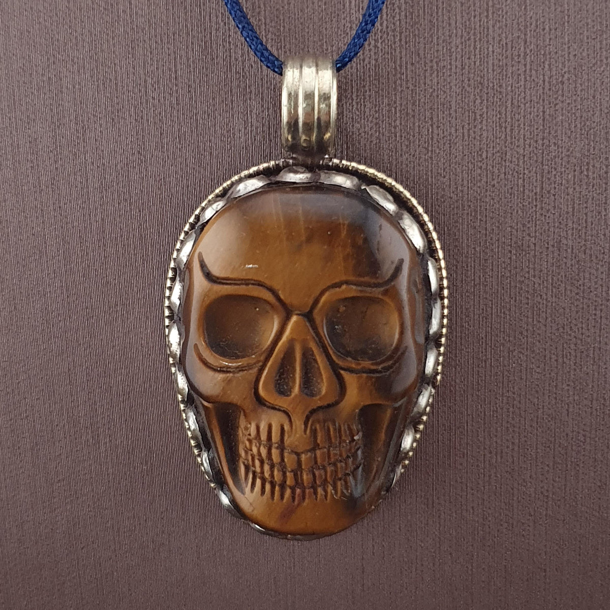 Pendentif vintage en œil de tigre sculpté en forme de crâne, design en laiton vintage