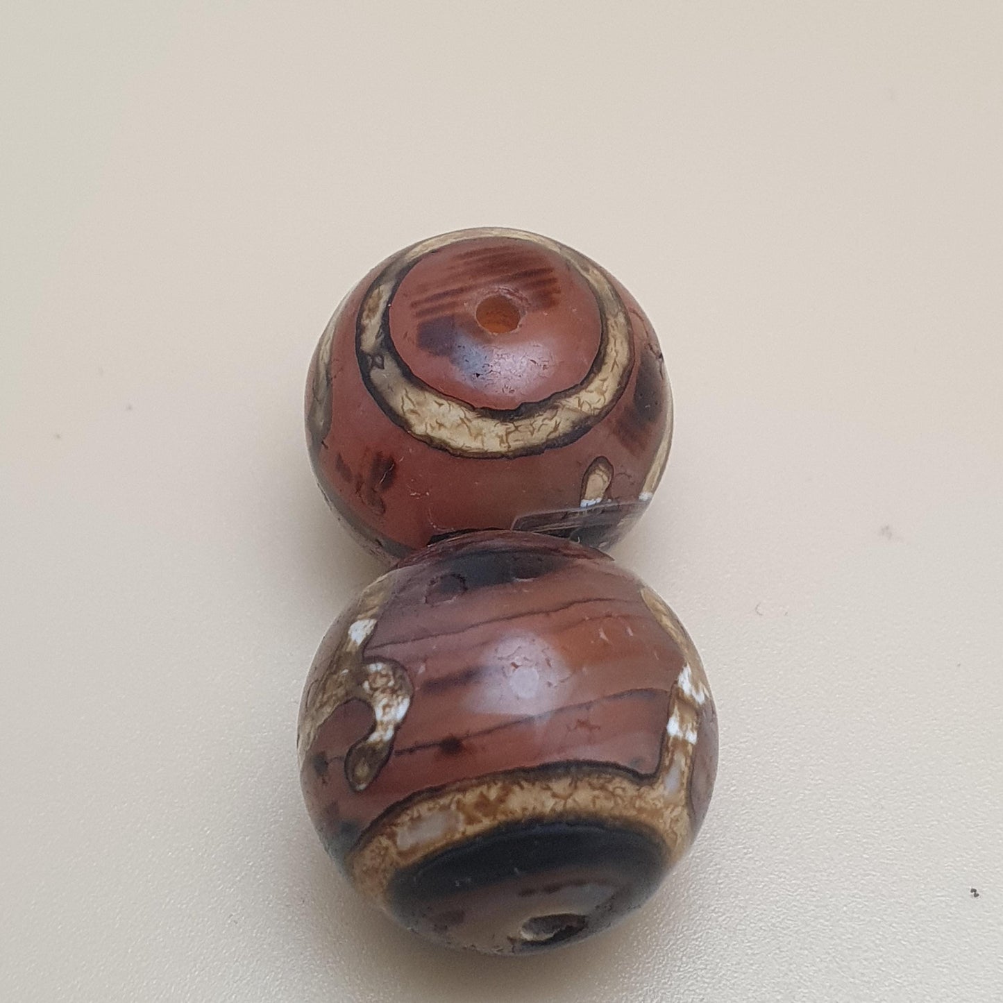 Lot von 2 antiken Amuletten aus geätzten Karneol-Achatperlen