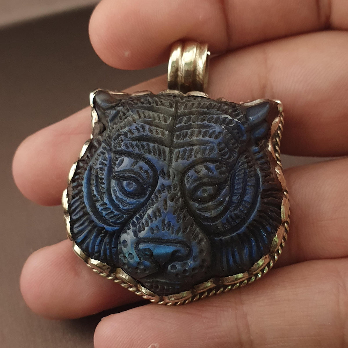 Pendentif ancien en laiton avec pierre taillée face de tigre en labradorite