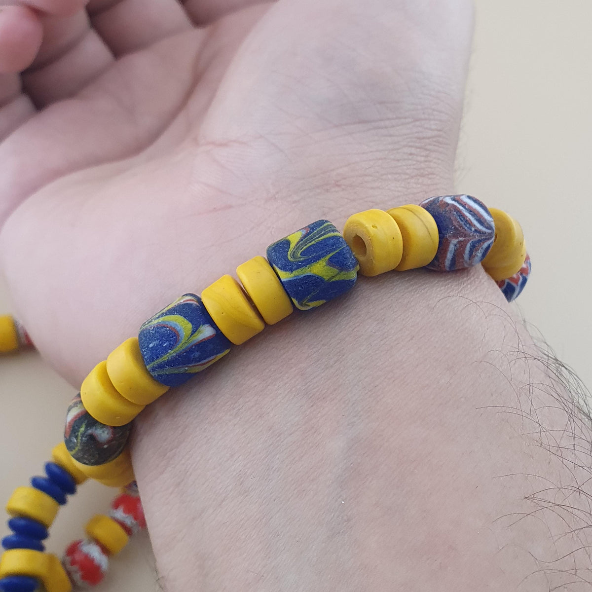 Lot vintage de 4 bracelets avec perles en verre africaines et de troc, jaunes assorties