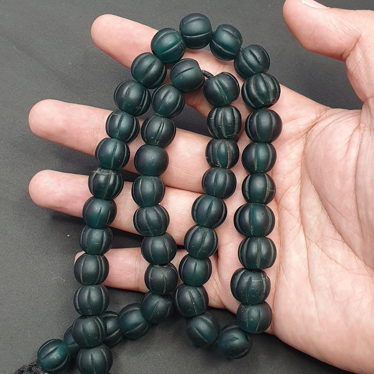 Ancien collier de perles africaines en verre en forme de melon - 22 pouces