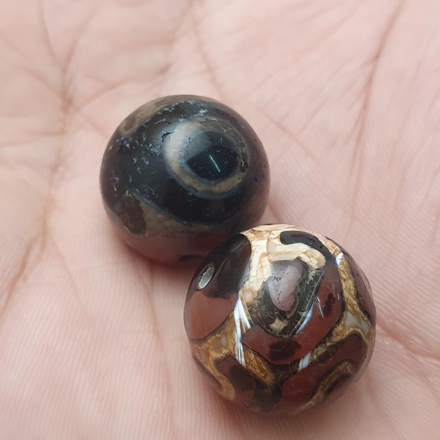 Antikes Los von 2 geätzten Karneol-Achatperlen-Amuletten