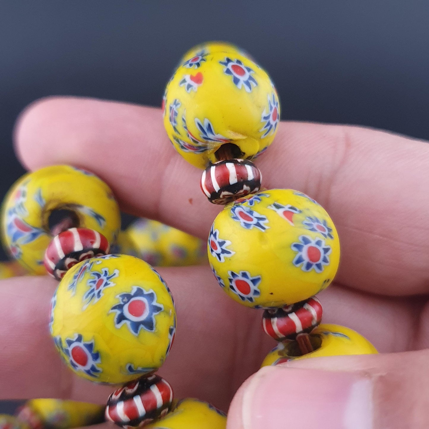 Antike venezianische gelbe Millefiori-Glasperlen & Chevron-Halskettenstrang