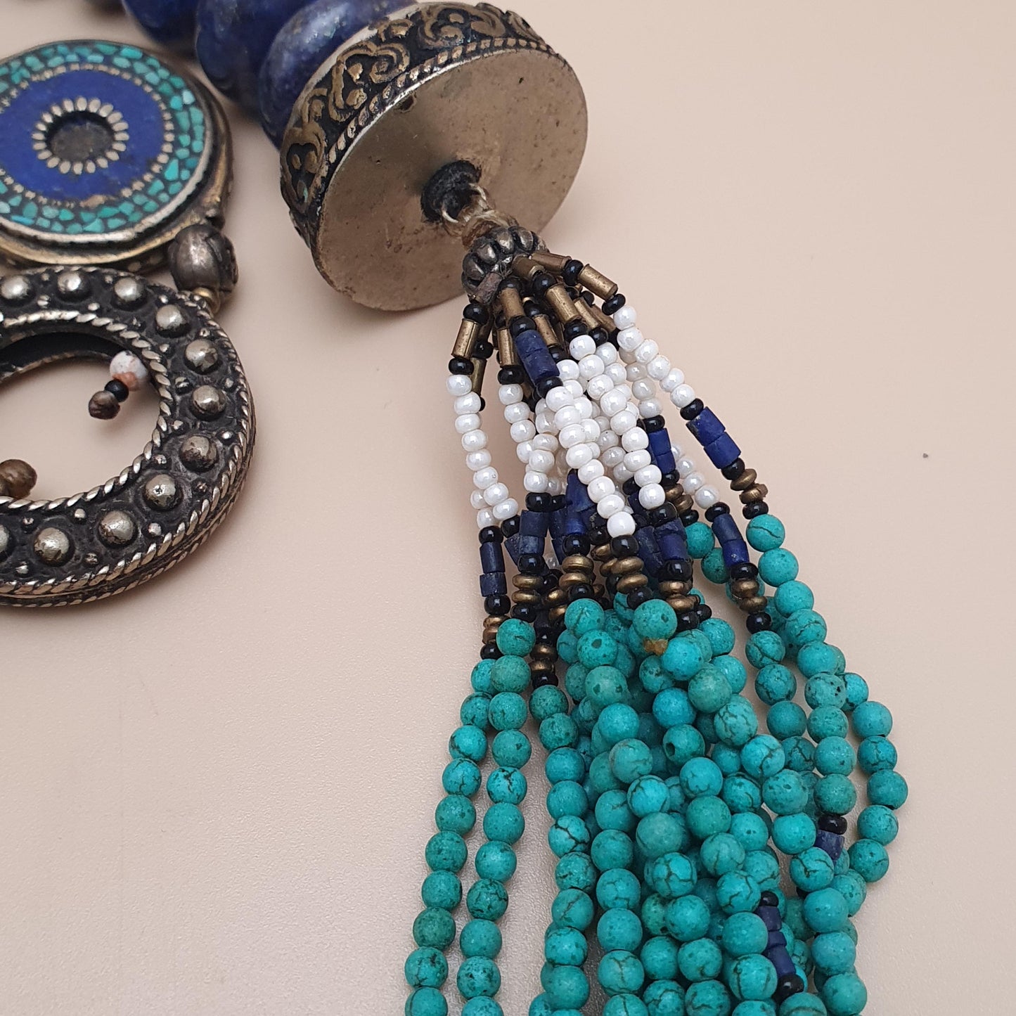 Vintage Tribal Mehrreihige Halskette mit Türkis, Howlith und Lapislazuli mit antikem Messing-Design