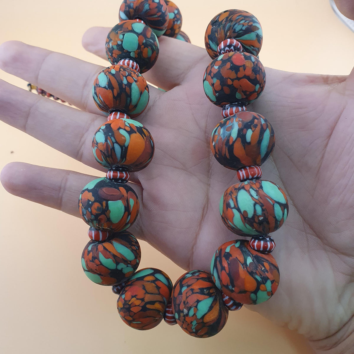 Collier perles de verre millefiori et perles de verre chevrons de style vénitien vintage 24 pouces