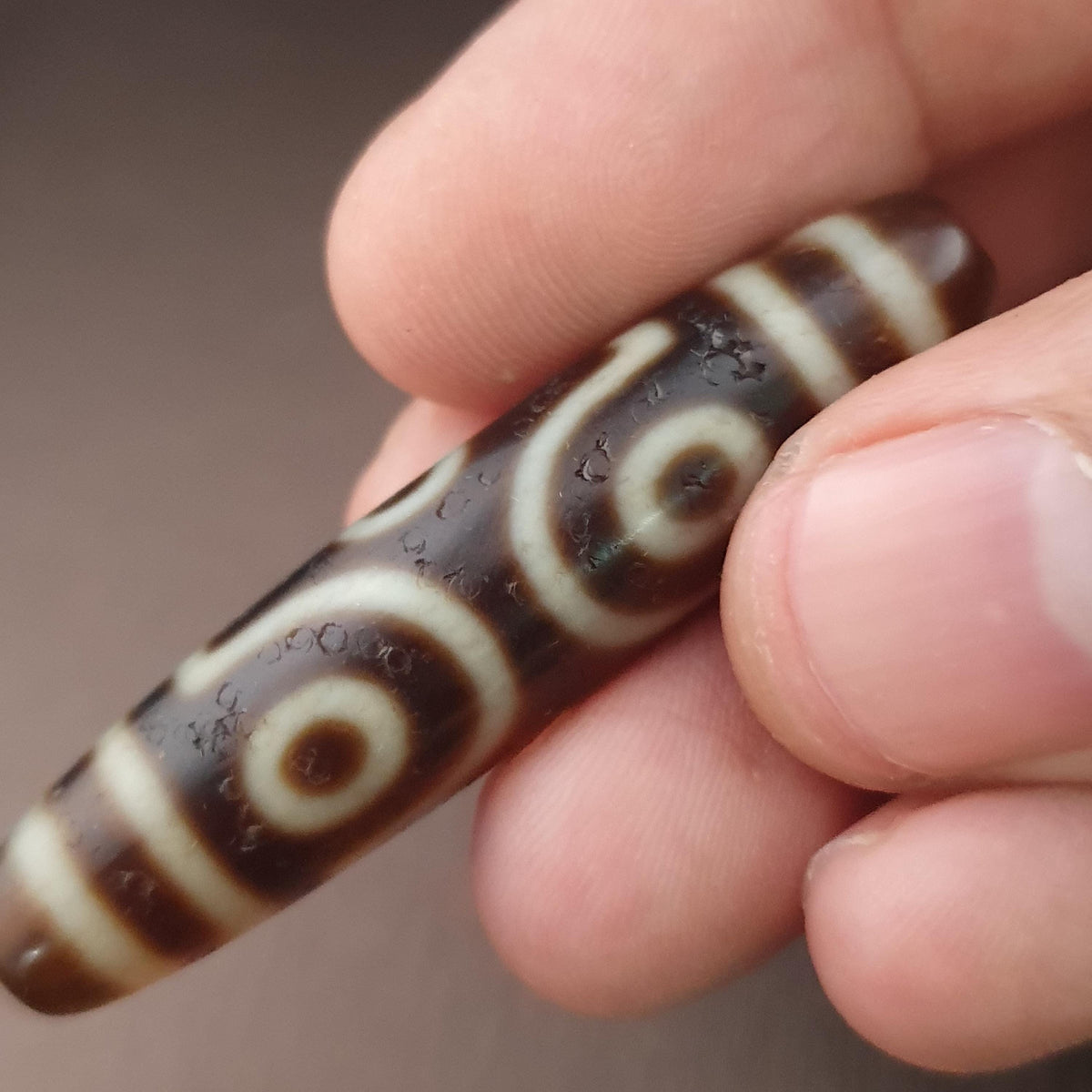 Amulette tibétaine ancienne Perle Dzi en Agate de l'Himalaya à 6 Yeux