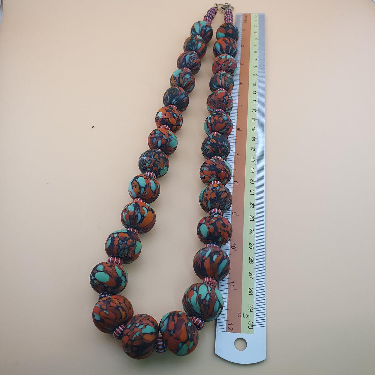 Collier perles de verre millefiori et perles de verre chevrons de style vénitien vintage 24 pouces