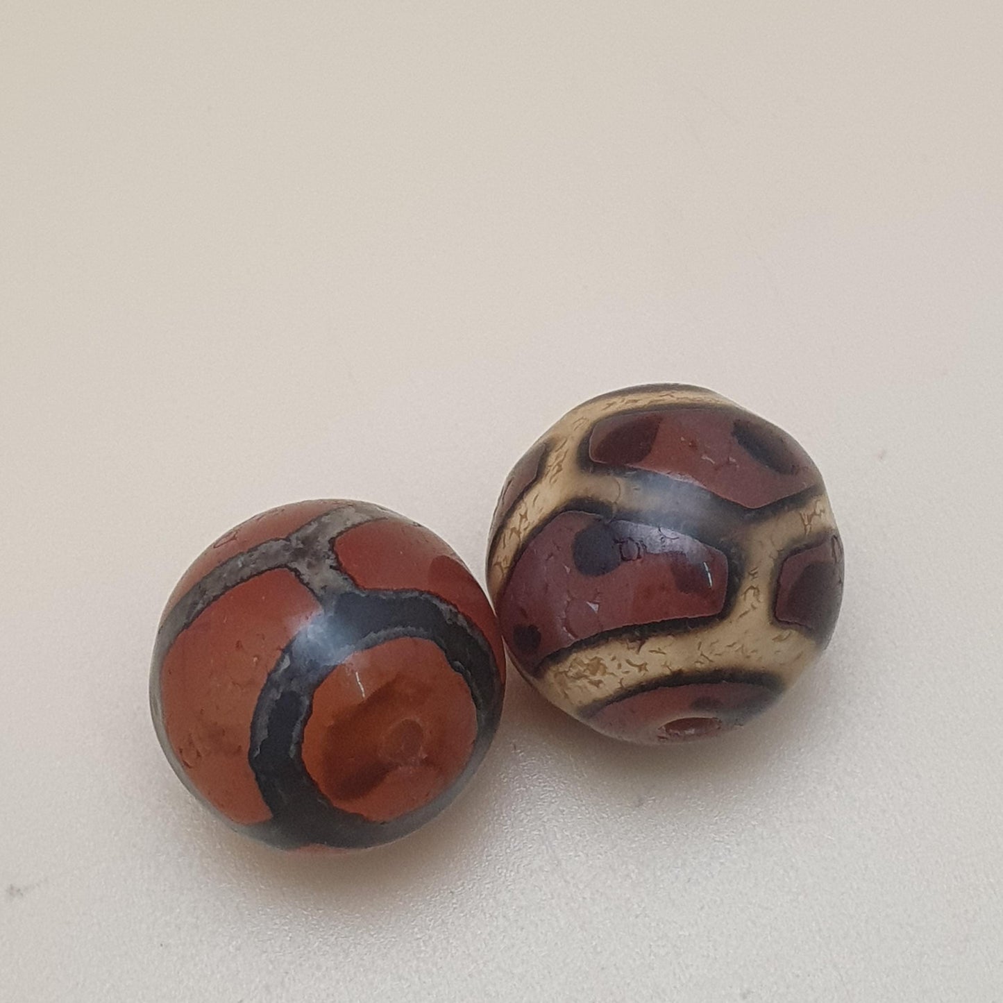 Lot von 2 Vintage gravierten Karneol-Achatperlen
