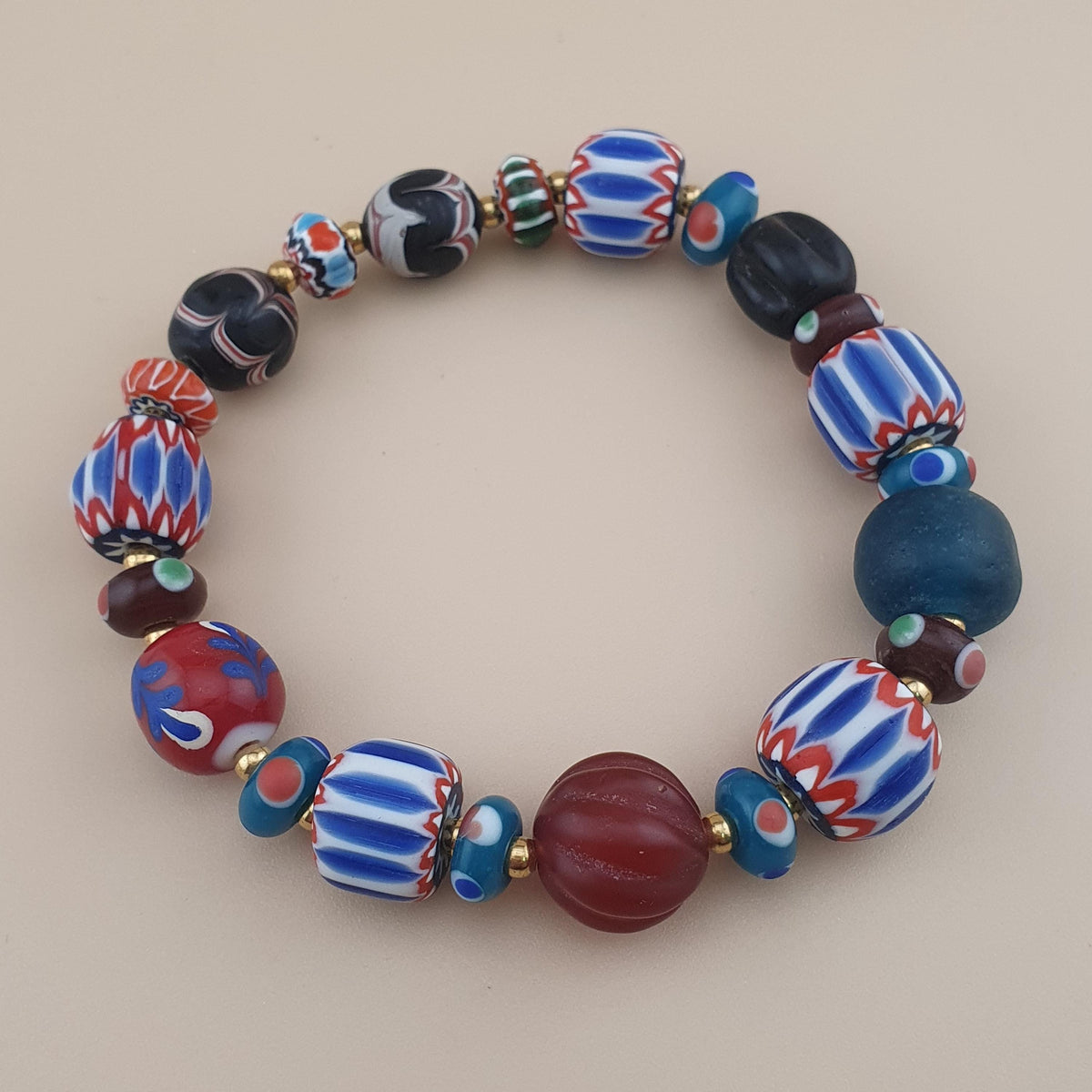 Bracelet perles de verre style vénitien vintage, mélange chevrons et perles de commerce
