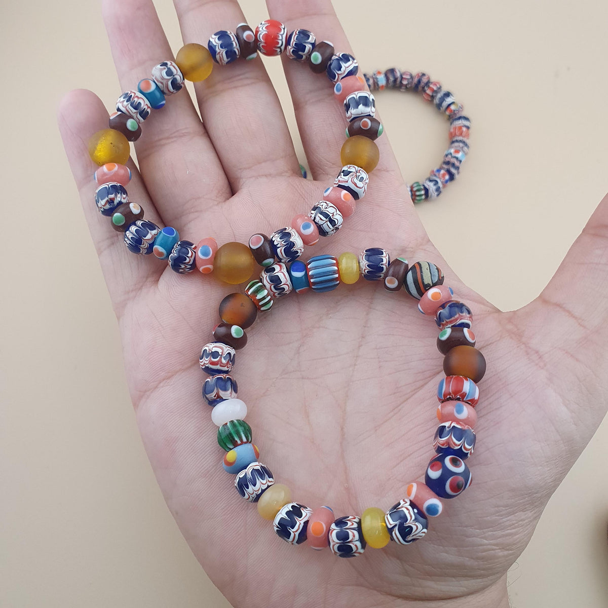 Lot vintage de 4 bracelets avec perles en verre de style vénitien mélangées