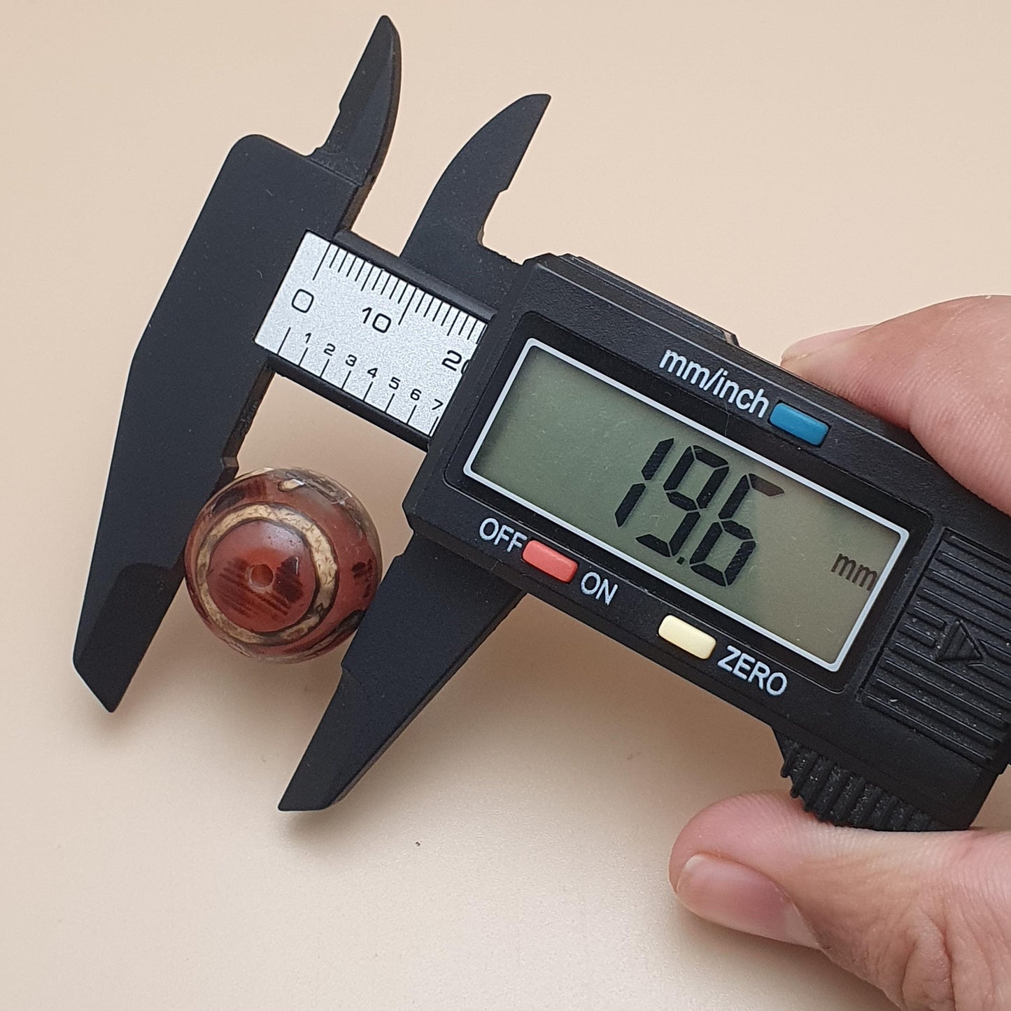 Lot von 2 antiken Amuletten aus geätzten Karneol-Achatperlen