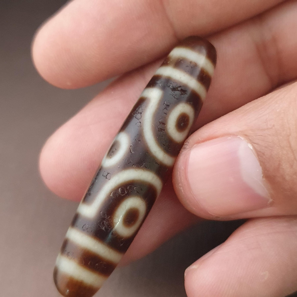 Amulette tibétaine ancienne Perle Dzi en Agate de l'Himalaya à 6 Yeux