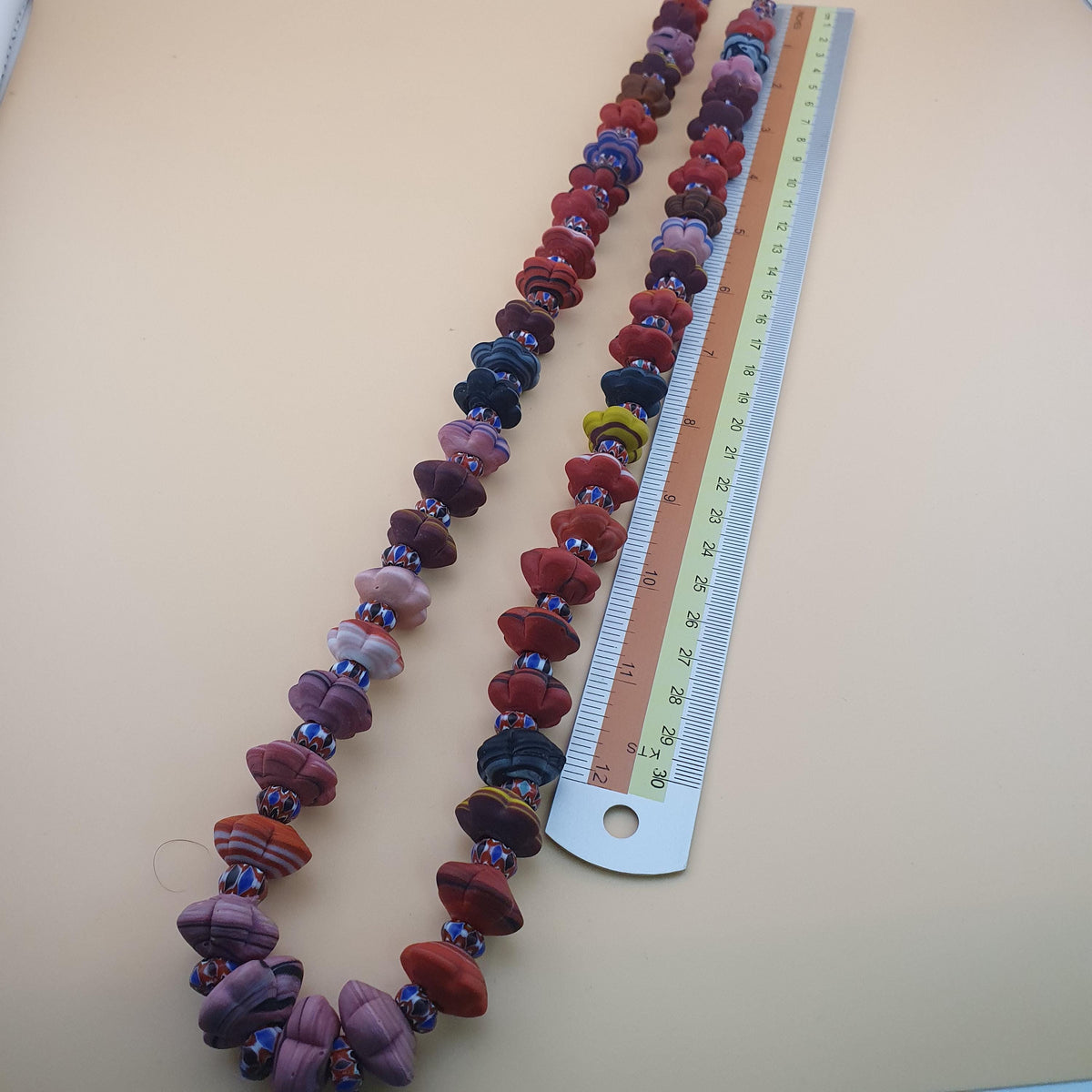 Collier perles de verre vintage vénitien style africain forme fleur et chevrons 26 pouces