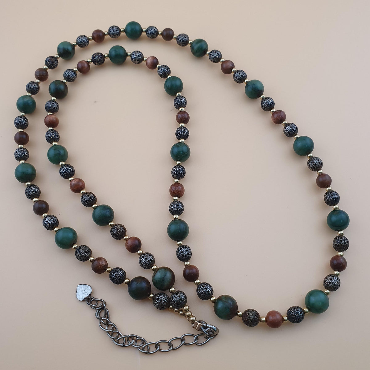 Collier Perles Vintage de Jade, Œil de Tigre et Vieux Laiton