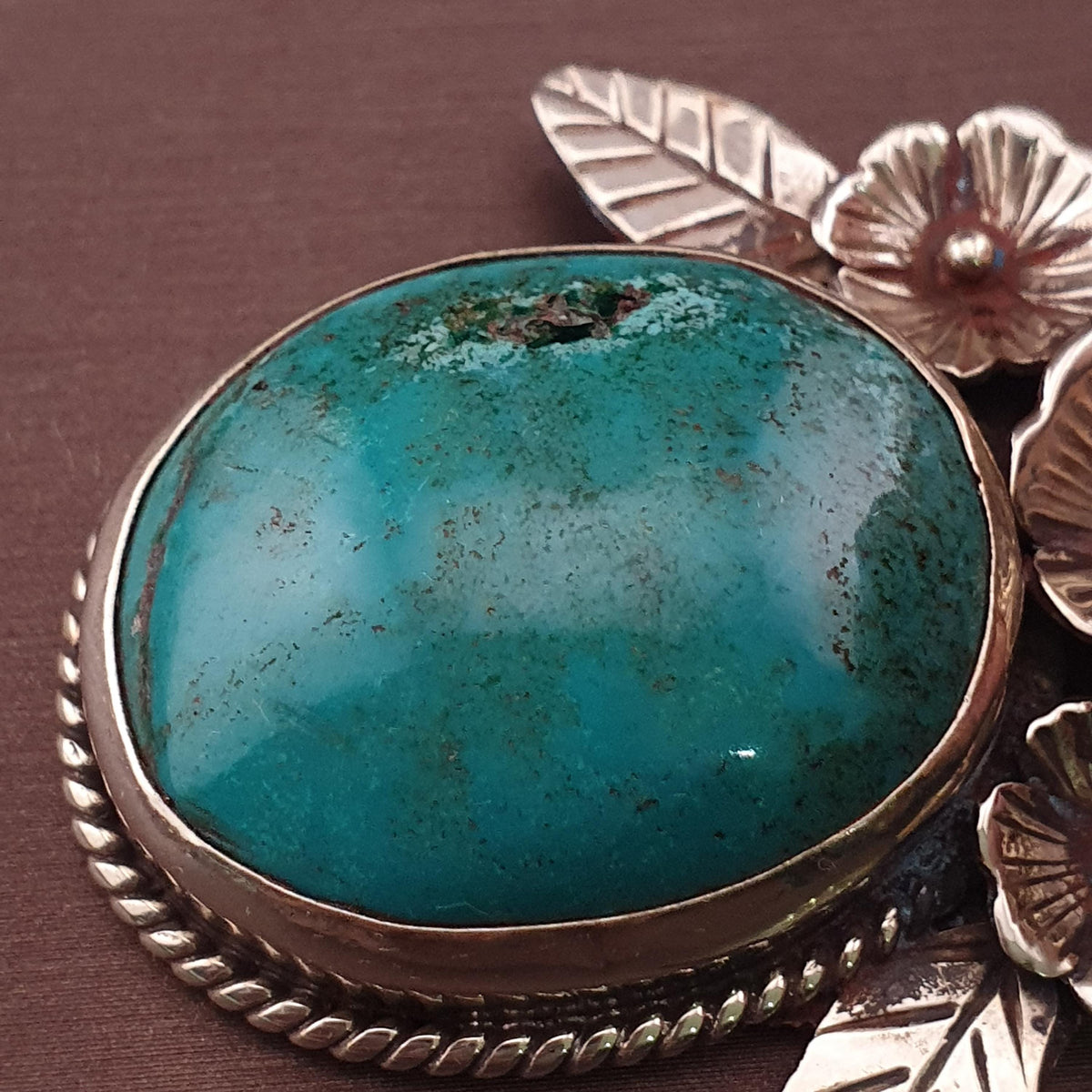 Pendentif en Laiton et Turquoise à Motif Floral Vintage