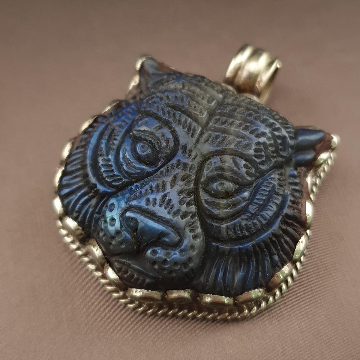 Pendentif ancien en laiton avec pierre taillée face de tigre en labradorite